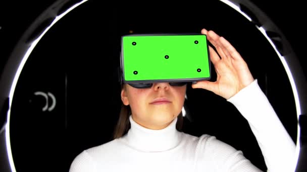 Mujer en gafas vr sobre la iluminación en negro — Vídeo de stock