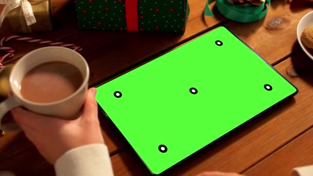 クリスマスにタブレットやコーヒーを手にした女性は — ストック動画