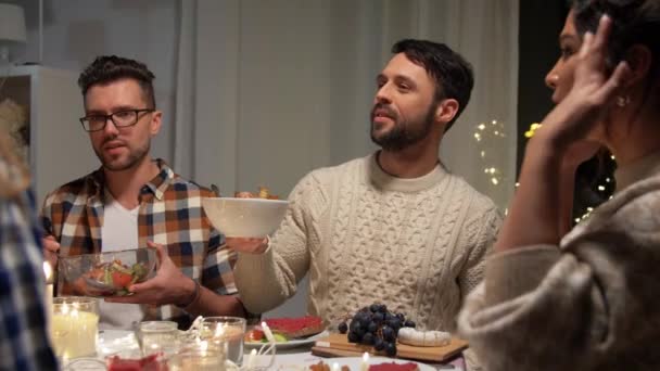 Amigos felices teniendo la cena de Navidad en casa — Vídeo de stock