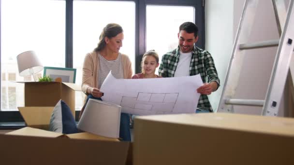 Familia feliz con el plan de mudarse a un nuevo hogar — Vídeos de Stock