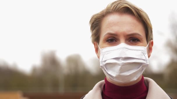 Jovem mulher usando máscara médica protetora — Vídeo de Stock