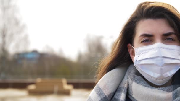 Mujer joven con máscara médica protectora — Vídeos de Stock