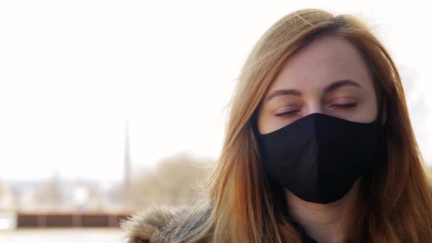 Mujer con máscara protectora de barrera reutilizable — Vídeos de Stock