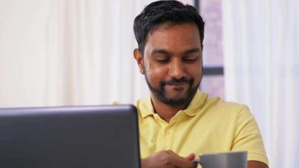 Homme avec ordinateur portable boire du café au bureau à la maison — Video