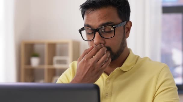 Homem cansado com laptop trabalhando no escritório em casa — Vídeo de Stock