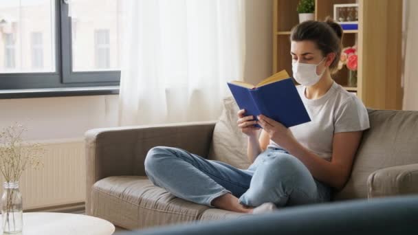 Mulher doente em máscara médica livro de leitura em casa — Vídeo de Stock