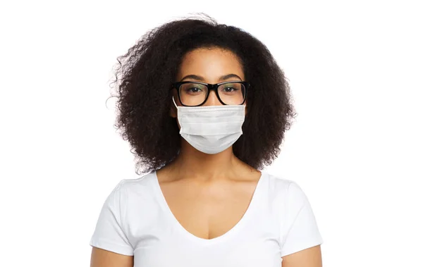 Afrikanska amerikanska kvinna i skyddande medicinsk mask — Stockfoto