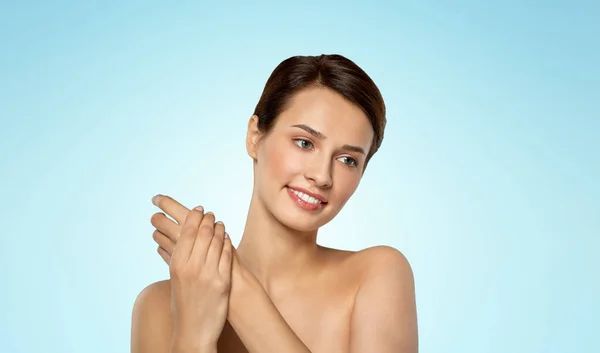 Woman applying moisturizing cream to her hand — Stock Photo, Image