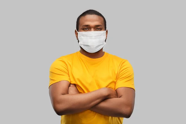 Afrikansk amerikansk man i skyddande medicinsk mask — Stockfoto