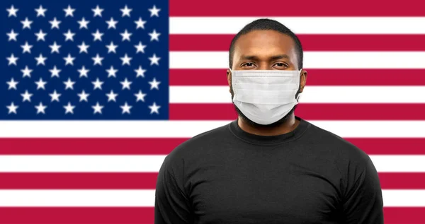 Homem americano africano em máscara médica protetora — Fotografia de Stock