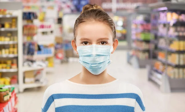Adolescente em máscara sobre supermercado — Fotografia de Stock