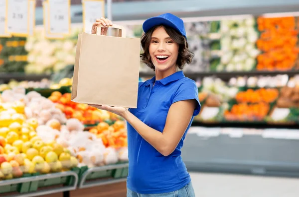 Delivery woman with takeaway food in paper bag — Stock Photo, Image