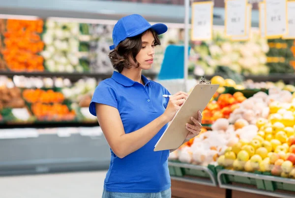 Entrega mujer con portapapeles o tienda de comestibles — Foto de Stock