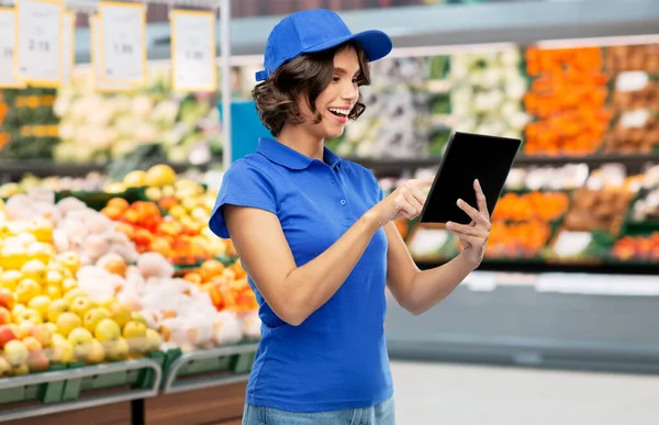 Levering meisje met tablet pc bij supermarkt — Stockfoto