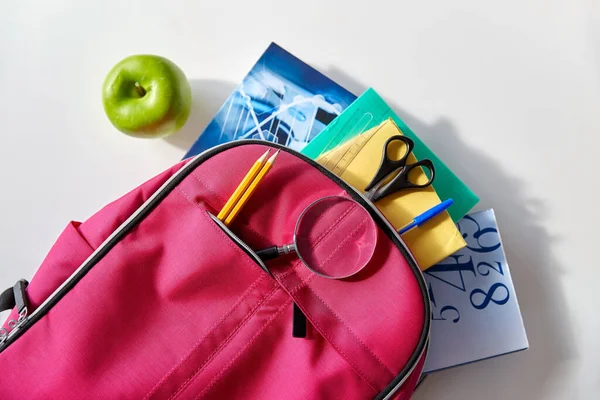 Σακίδιο πλάτης με βιβλία, σχολικά είδη και μήλο — Φωτογραφία Αρχείου