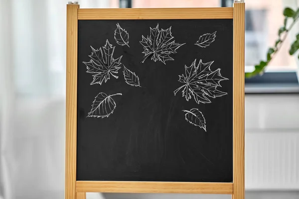 Siyah tahtaya tebeşirle çizilmiş sonbahar yaprakları — Stok fotoğraf