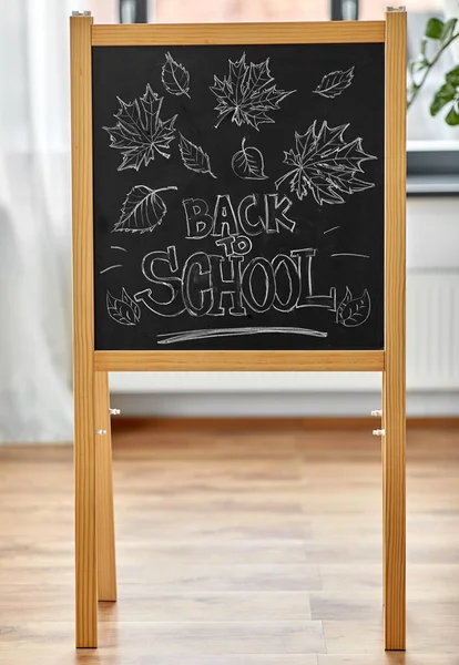 Voltar para a escola lettering no quadro em casa — Fotografia de Stock