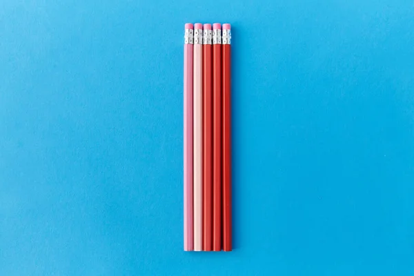 Пять карандашей с ластиком на кончиках — стоковое фото