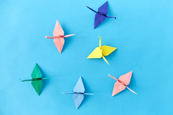 Origami-Papierkraniche auf blauem Hintergrund — Stockfoto