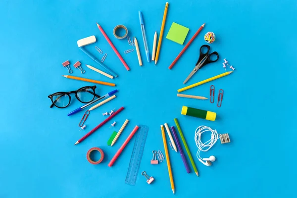 Kék hátterű írószerek vagy iskolai felszerelések — Stock Fotó