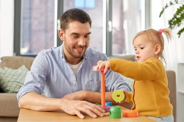 Padre che gioca con la figlioletta a casa — Foto Stock