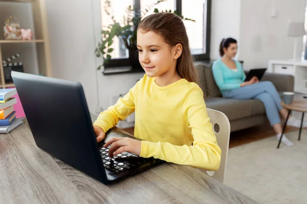 Studentinnen mit Laptop lernen zu Hause online — Stockfoto