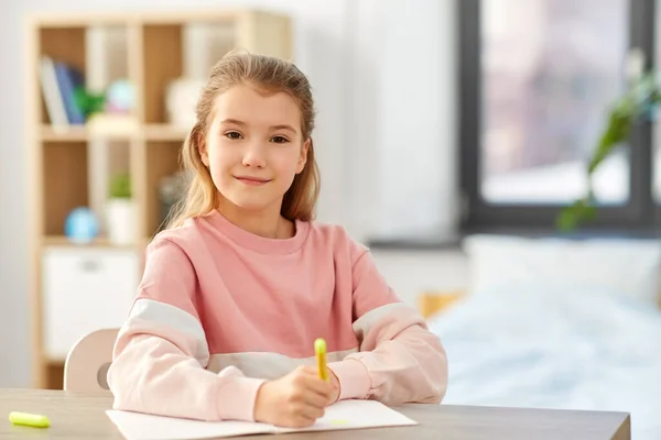 Meisje met notebook en marker tekening thuis — Stockfoto