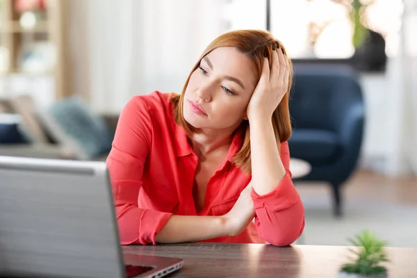 Mulher entediada com laptop trabalhando no escritório em casa — Fotografia de Stock