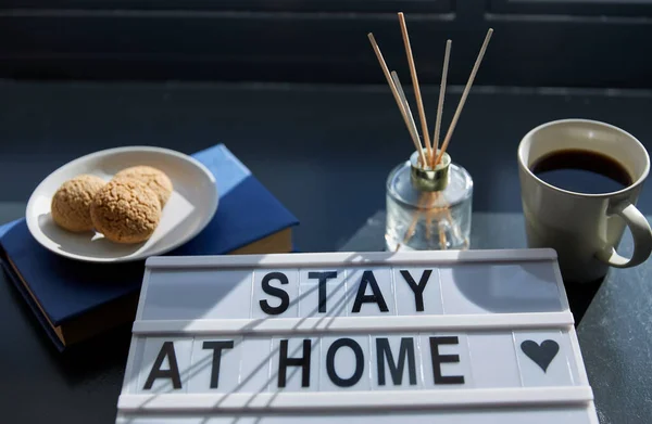 Lightbox met verblijf thuis voorzichtigheid woorden — Stockfoto