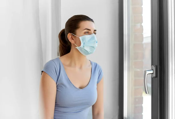 Zieke jonge vrouw draagt beschermende medische masker — Stockfoto