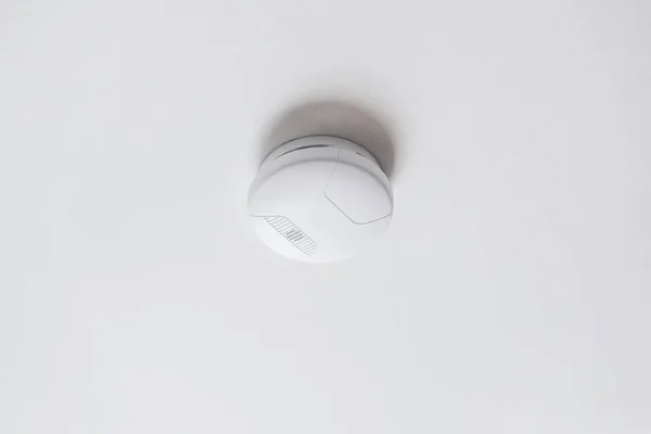 Alarme de fumaça, sensor ou detector no teto branco — Fotografia de Stock