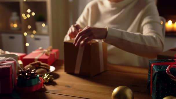 Mujer abriendo regalo de Navidad en casa — Vídeos de Stock