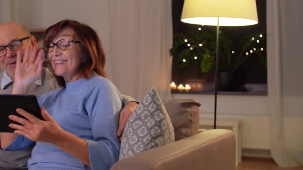 Pareja de edad con tablet pc tiene videollamada en casa — Vídeo de stock