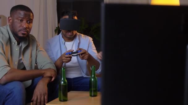 Amigos varones jugando videojuegos en casa por la noche — Vídeos de Stock