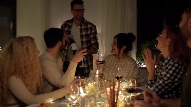 Amigos felices con vino tinto en la fiesta de Navidad — Vídeos de Stock
