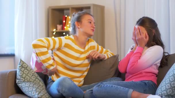 Tonårstjej ger present till sin vän hemma — Stockvideo