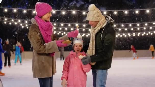Szczęśliwa rodzina je naleśniki na lodowisku — Wideo stockowe