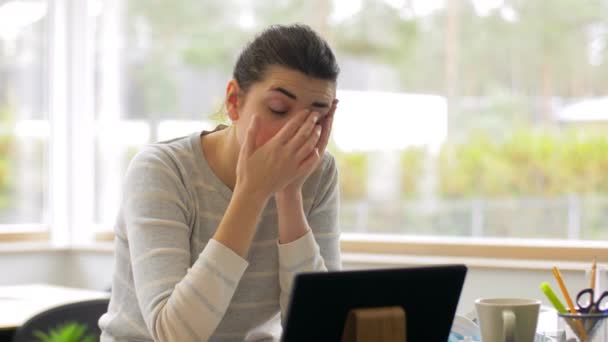 Gelangweilte Frau mit Tablet-PC arbeitet zu Hause im Büro — Stockvideo