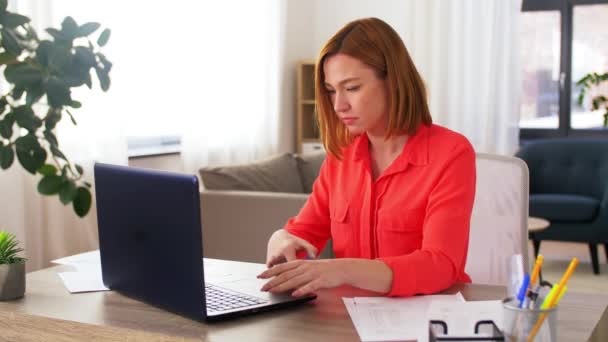 Mulher com laptop trabalhando no escritório em casa — Vídeo de Stock