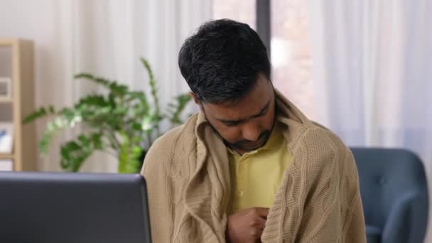 Термометр больного человека с видеозвонком на ноутбуке — стоковое видео