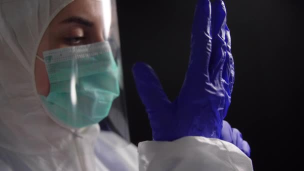 Arts in beschermende kleding, medisch masker en handschoenen — Stockvideo