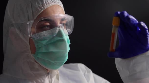 Doctor holding beaker with medical test sample — Stock Video