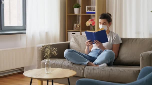 Mujer enferma en el libro de lectura máscara médica en casa — Vídeos de Stock