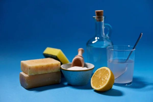 Mosószóda, citrom, szivacs, szappan és ecet — Stock Fotó