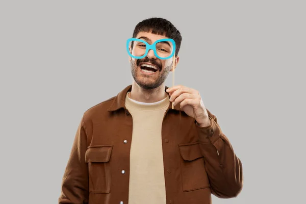 Glücklich lächelnder Mann mit Brille Party-Accessoire — Stockfoto