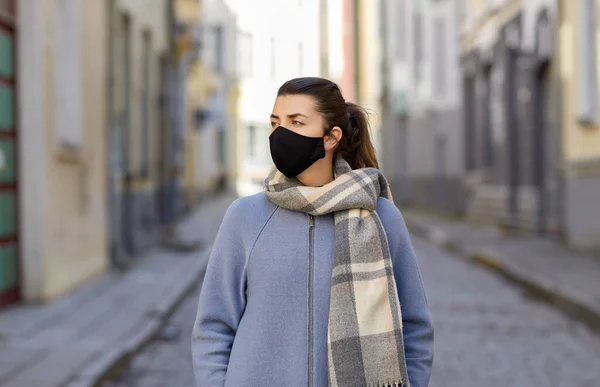 Kvinna bär skyddande återanvändbar barriär mask — Stockfoto