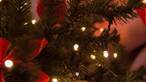 Mulher decoração árvore de Natal com bola — Vídeo de Stock