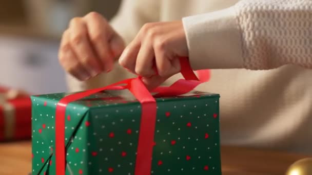 Mãos de embalagem presente de Natal e amarração arco — Vídeo de Stock
