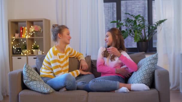 Adolescent fille donnant cadeau à son ami à la maison — Video