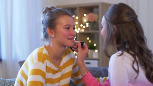 Счастливые девочки-подростки делают макияж дома — стоковое видео